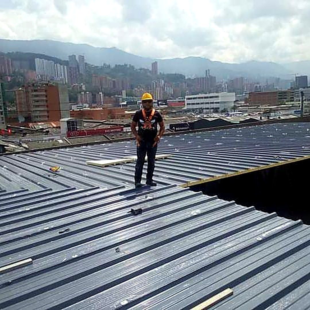 Instalación de cubierta industrial en altura, Medellín